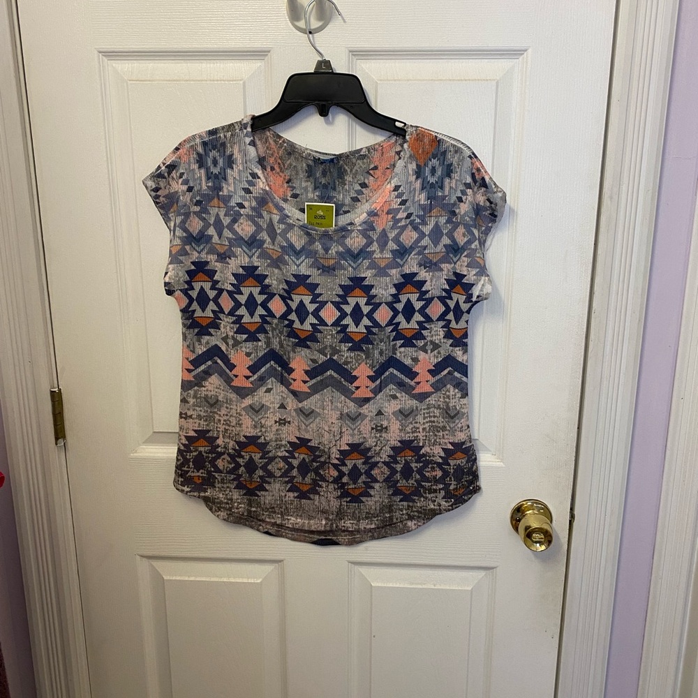 Geometric blueish patterned short sleeve top.